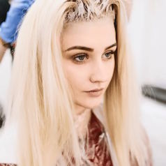Queratina em cabelo descolorido: risco ou salvação?